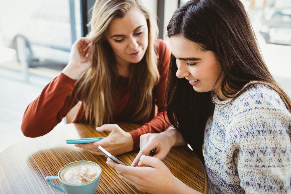 C friend using. Человек сидит в телефоне. Молодежь в телефонах. Sleepovers storytime. Человек со смартфоном.